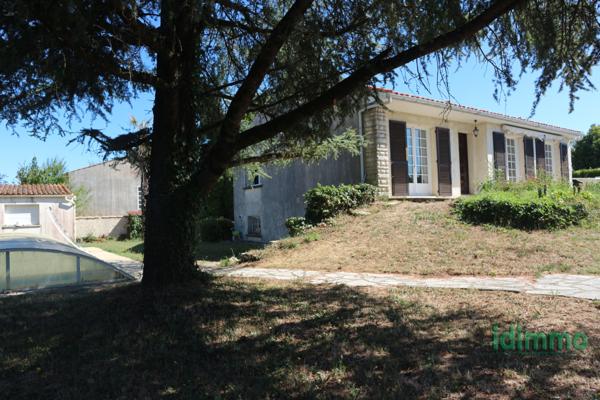 BELLE MAISON DE CONSTRUCTION TRADITIONNELLE DE 100 M2 SUR UN TERRAIN CLOS DE 1000 M2 . AU CENTRE DE LA JARRIE. La Jarrie (17220)