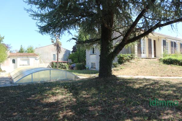 BELLE MAISON DE CONSTRUCTION TRADITIONNELLE DE 100 M2 SUR UN TERRAIN CLOS DE 1000 M2 . AU CENTRE DE LA JARRIE. La Jarrie (17220)