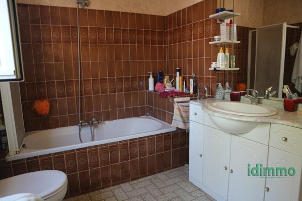 BELLE MAISON DE CONSTRUCTION TRADITIONNELLE DE 100 M2 SUR UN TERRAIN CLOS DE 1000 M2 . AU CENTRE DE LA JARRIE. La Jarrie (17220)