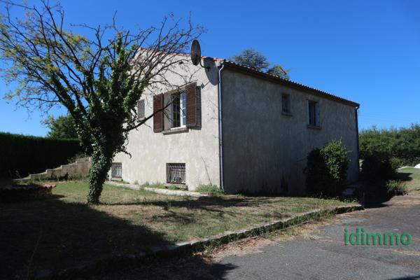 BELLE MAISON DE CONSTRUCTION TRADITIONNELLE DE 100 M2 SUR UN TERRAIN CLOS DE 1000 M2 . AU CENTRE DE LA JARRIE. La Jarrie (17220)