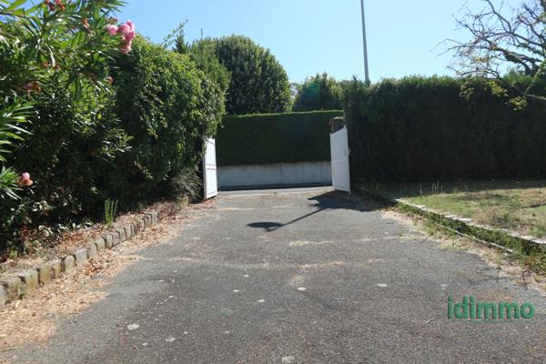 BELLE MAISON DE CONSTRUCTION TRADITIONNELLE DE 100 M2 SUR UN TERRAIN CLOS DE 1000 M2 . AU CENTRE DE LA JARRIE. La Jarrie (17220)