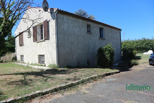 BELLE MAISON DE CONSTRUCTION TRADITIONNELLE DE 100 M2 SUR UN TERRAIN CLOS DE 1000 M2 . AU CENTRE DE LA JARRIE. La Jarrie (17220)