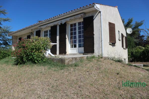 BELLE MAISON DE CONSTRUCTION TRADITIONNELLE DE 100 M2 SUR UN TERRAIN CLOS DE 1000 M2 . AU CENTRE DE LA JARRIE. La Jarrie (17220)