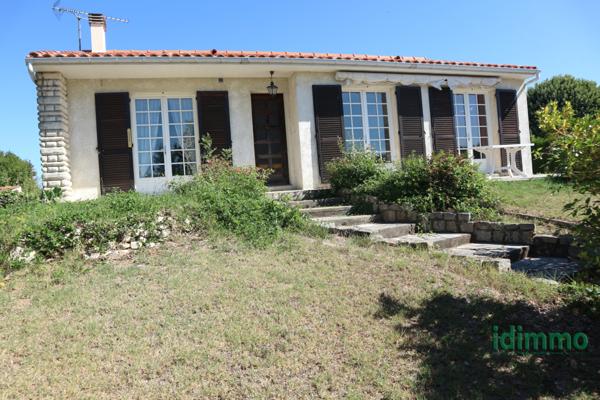 BELLE MAISON DE CONSTRUCTION TRADITIONNELLE DE 100 M2 SUR UN TERRAIN CLOS DE 1000 M2 . AU CENTRE DE LA JARRIE. La Jarrie (17220)