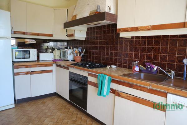 BELLE MAISON DE CONSTRUCTION TRADITIONNELLE DE 100 M2 SUR UN TERRAIN CLOS DE 1000 M2 . AU CENTRE DE LA JARRIE. La Jarrie (17220)