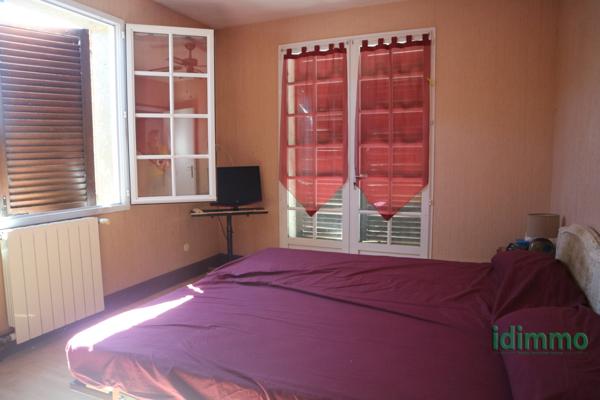 BELLE MAISON DE CONSTRUCTION TRADITIONNELLE DE 100 M2 SUR UN TERRAIN CLOS DE 1000 M2 . AU CENTRE DE LA JARRIE. La Jarrie (17220)