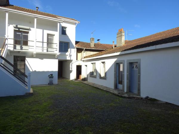 Immeuble avec 2 T2 de 65 m², cour intérieure, garage