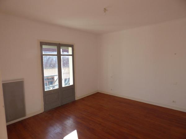 Immeuble avec 2 T2 de 65 m², cour intérieure, garage