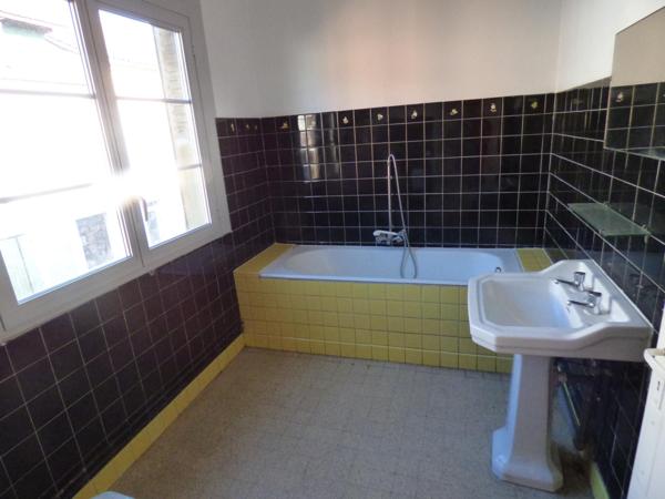 Immeuble avec 2 T2 de 65 m², cour intérieure, garage