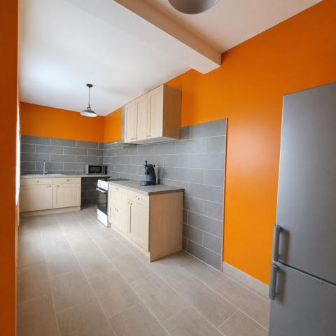 A VENDRE MAISON DE VILLE AVEC GARAGE ET JARDIN