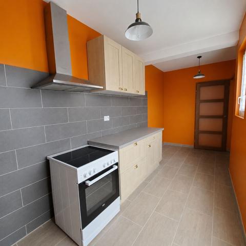 A VENDRE MAISON DE VILLE AVEC GARAGE ET JARDIN