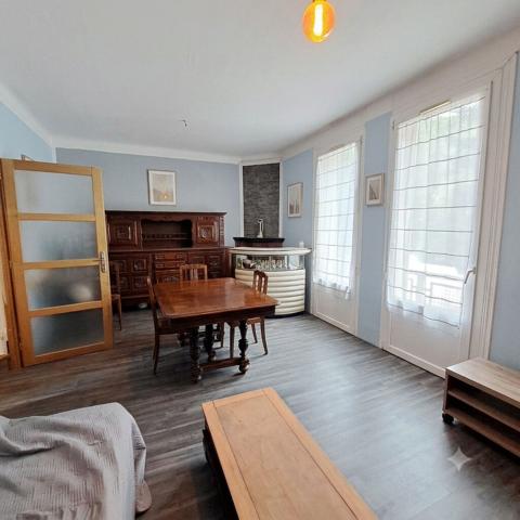 A VENDRE MAISON DE VILLE AVEC GARAGE ET JARDIN