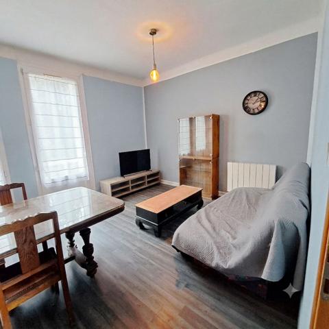 A VENDRE MAISON DE VILLE AVEC GARAGE ET JARDIN