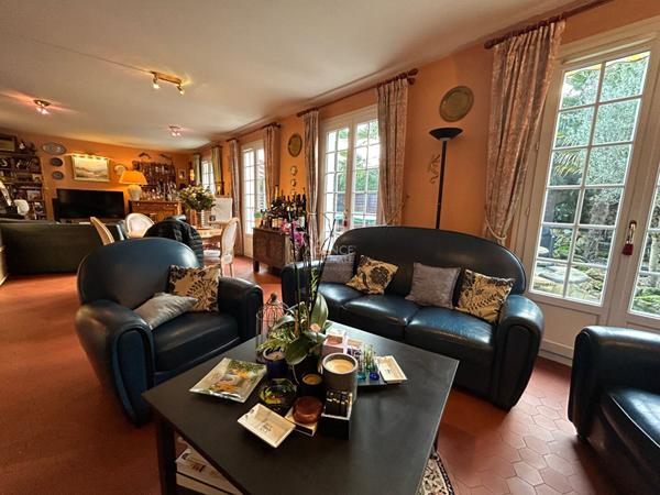 Maison 6 pièce(s) 123 m2 €595 000 ** - Référence 1068