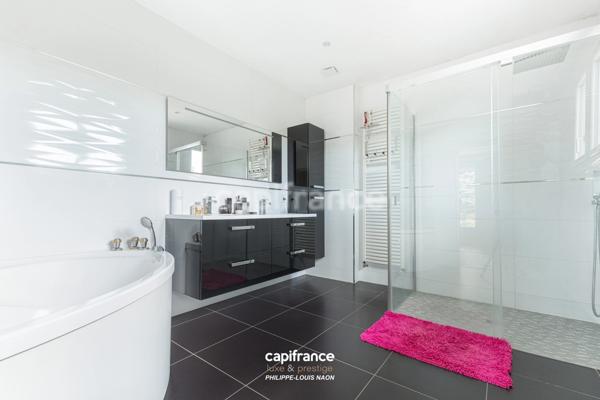 SUPERBE PROPRIÉTÉ AVEC PISCINE INTÉREIEUR À 5 MINUTES DU MANS !