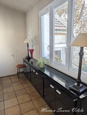 Maison de caractère avec terrasse, garage et fort potentiel. Centre-ville Chaumes-en-Brie.