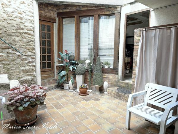 Maison de caractère avec terrasse, garage et fort potentiel. Centre-ville Chaumes-en-Brie.