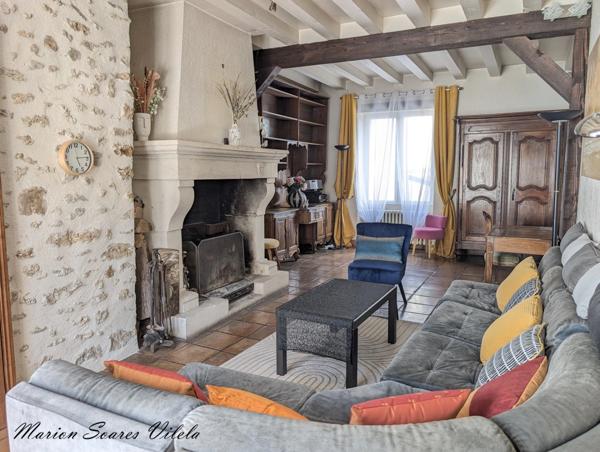 Maison de caractère avec terrasse, garage et fort potentiel. Centre-ville Chaumes-en-Brie.