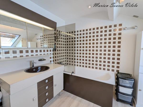 Maison de caractère avec terrasse, garage et fort potentiel. Centre-ville Chaumes-en-Brie.