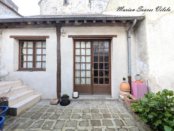 Maison de caractère avec terrasse, garage et fort potentiel. Centre-ville Chaumes-en-Brie.