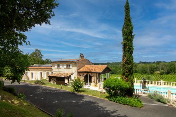 Maison
         7 pièces
        - 215 m² 550 000 € *