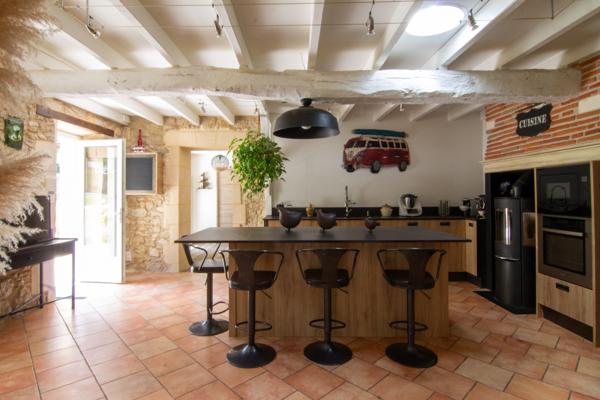 Maison
         7 pièces
        - 215 m² 550 000 € *