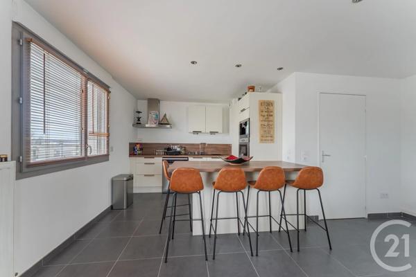 Appartement F4 à vendre  4 pièces - 84 m 2   ST PRIEST  - 69
