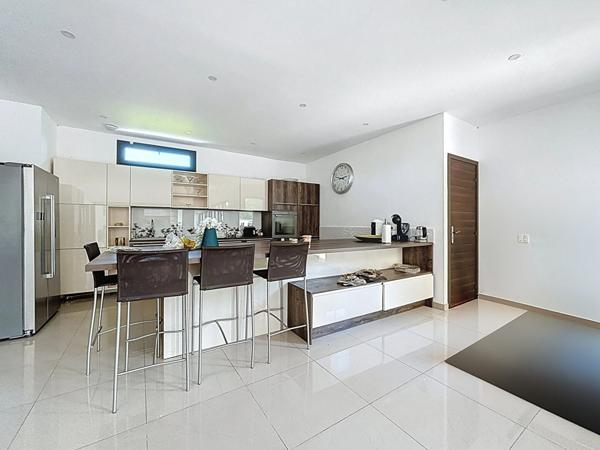 Villa contemporaine de 220 m² de type 7 avec piscine chauffée et appartement indépendant de 42 m²