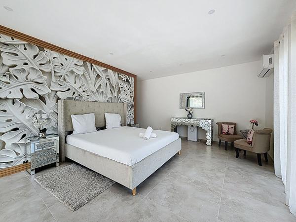 Villa contemporaine de 220 m² de type 7 avec piscine chauffée et appartement indépendant de 42 m²