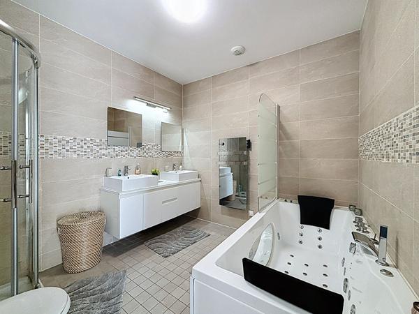 Villa contemporaine de 220 m² de type 7 avec piscine chauffée et appartement indépendant de 42 m²