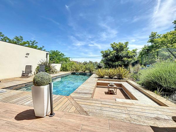 Villa contemporaine de 220 m² de type 7 avec piscine chauffée et appartement indépendant de 42 m²