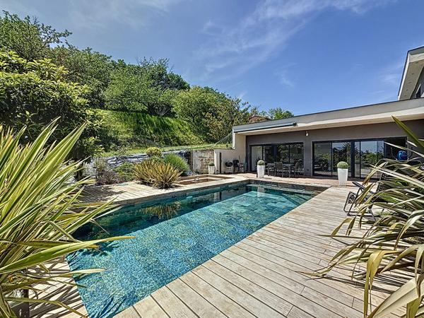 Villa contemporaine de 220 m² de type 7 avec piscine chauffée et appartement indépendant de 42 m²