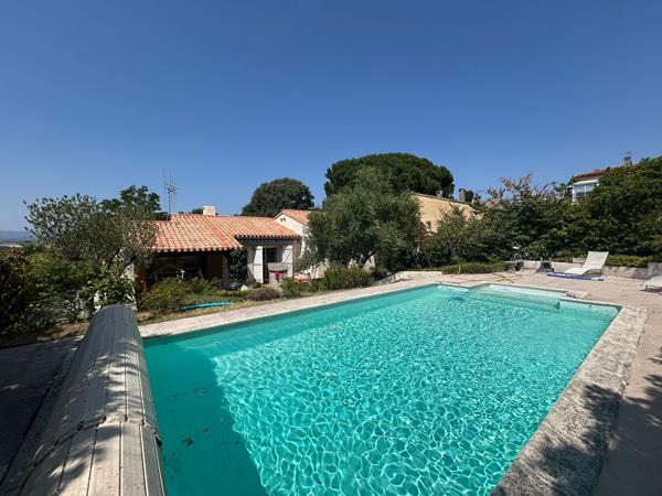 Maison d'architecte avec piscine, et terrain arboré de 1 400 m²