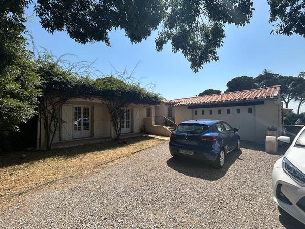 Maison d'architecte avec piscine, et terrain arboré de 1 400 m²