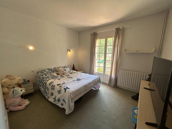 Maison d'architecte avec piscine, et terrain arboré de 1 400 m²