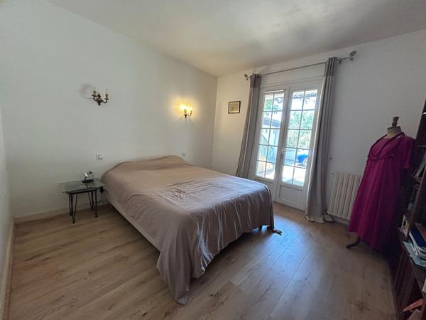 Maison d'architecte avec piscine, et terrain arboré de 1 400 m²