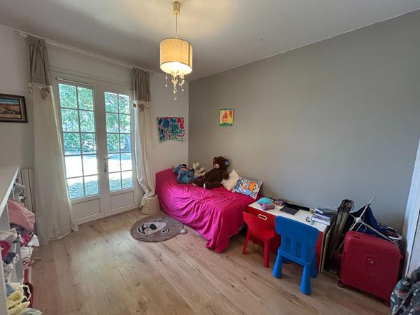 Maison d'architecte avec piscine, et terrain arboré de 1 400 m²