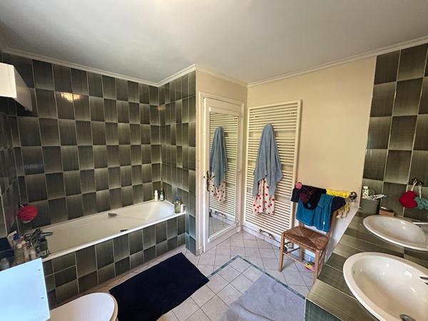 Maison d'architecte avec piscine, et terrain arboré de 1 400 m²