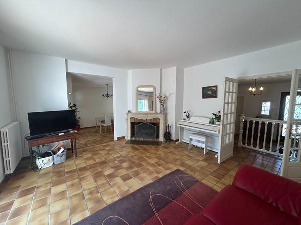 Maison d'architecte avec piscine, et terrain arboré de 1 400 m²