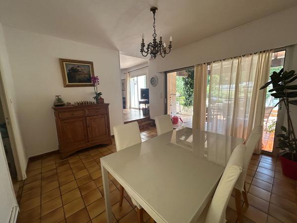 Maison d'architecte avec piscine, et terrain arboré de 1 400 m²