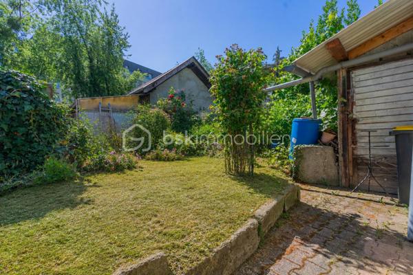 Idéalement située dans un quartier recherché d’Annecy, cette maison de ville bénéficie d’un emplacement privilégié permettant de rejoindre à pied le centre historique, le lac, les commerces, les écoles et l’ensemble des commodités du quotidien.

D’une superficie d’environ 116 m² habitables, elle propose une distribution fonctionnelle avec 4 chambres, dont une de plain-pied et trois à l’étage. De belles surfaces annexes ainsi que des combles complètent l’ensemble et offrent un potentiel d’aménagement supplémentaire.

Son agencement constitue un véritable atout : une première entrée dessert directement le niveau principal, tandis qu’une seconde entrée indépendante permet d’accéder à l’étage. Une configuration particulièrement intéressante, offrant une réelle flexibilité pour s’adapter à différents projets de vie, qu’il s’agisse d’une maison familiale ou d’un projet avec des espaces de vie indépendants, sous réserve des autorisations administratives et de la faisabilité technique.

À l’extérieur, vous profiterez d’un agréable jardin, un véritable espace de détente à quelques minutes seulement de l’effervescence du centre-ville.

Maison de caractère, elle séduira les amateurs de beaux volumes, d’un emplacement privilégié et d’espaces à personnaliser selon leurs envies afin d’en révéler tout le potentiel.

Les atouts

- À seulement 5 minutes à pied du centre historique et du lac
- 116 m² habitables
- 4 chambres (1 de plain-pied et 3 à l’étage)
- Deux accès extérieurs indépendants
- Combles offrant un beau potentiel d’aménagement
- Jardin privatif
- Quartier recherché, proche des commerces, écoles et transports
- De nombreuses possibilités d’aménagement selon votre projet