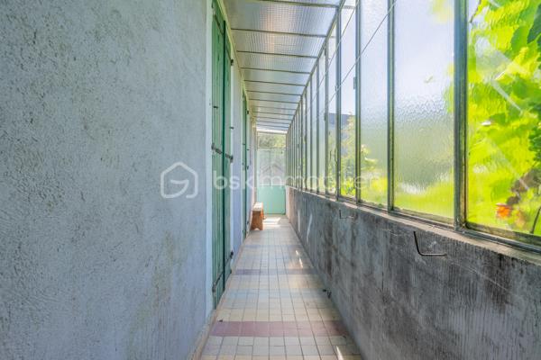 Idéalement située dans un quartier recherché d’Annecy, cette maison de ville bénéficie d’un emplacement privilégié permettant de rejoindre à pied le centre historique, le lac, les commerces, les écoles et l’ensemble des commodités du quotidien.

D’une superficie d’environ 116 m² habitables, elle propose une distribution fonctionnelle avec 4 chambres, dont une de plain-pied et trois à l’étage. De belles surfaces annexes ainsi que des combles complètent l’ensemble et offrent un potentiel d’aménagement supplémentaire.

Son agencement constitue un véritable atout : une première entrée dessert directement le niveau principal, tandis qu’une seconde entrée indépendante permet d’accéder à l’étage. Une configuration particulièrement intéressante, offrant une réelle flexibilité pour s’adapter à différents projets de vie, qu’il s’agisse d’une maison familiale ou d’un projet avec des espaces de vie indépendants, sous réserve des autorisations administratives et de la faisabilité technique.

À l’extérieur, vous profiterez d’un agréable jardin, un véritable espace de détente à quelques minutes seulement de l’effervescence du centre-ville.

Maison de caractère, elle séduira les amateurs de beaux volumes, d’un emplacement privilégié et d’espaces à personnaliser selon leurs envies afin d’en révéler tout le potentiel.

Les atouts

- À seulement 5 minutes à pied du centre historique et du lac
- 116 m² habitables
- 4 chambres (1 de plain-pied et 3 à l’étage)
- Deux accès extérieurs indépendants
- Combles offrant un beau potentiel d’aménagement
- Jardin privatif
- Quartier recherché, proche des commerces, écoles et transports
- De nombreuses possibilités d’aménagement selon votre projet