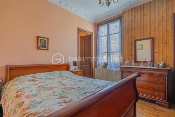 Idéalement située dans un quartier recherché d’Annecy, cette maison de ville bénéficie d’un emplacement privilégié permettant de rejoindre à pied le centre historique, le lac, les commerces, les écoles et l’ensemble des commodités du quotidien.

D’une superficie d’environ 116 m² habitables, elle propose une distribution fonctionnelle avec 4 chambres, dont une de plain-pied et trois à l’étage. De belles surfaces annexes ainsi que des combles complètent l’ensemble et offrent un potentiel d’aménagement supplémentaire.

Son agencement constitue un véritable atout : une première entrée dessert directement le niveau principal, tandis qu’une seconde entrée indépendante permet d’accéder à l’étage. Une configuration particulièrement intéressante, offrant une réelle flexibilité pour s’adapter à différents projets de vie, qu’il s’agisse d’une maison familiale ou d’un projet avec des espaces de vie indépendants, sous réserve des autorisations administratives et de la faisabilité technique.

À l’extérieur, vous profiterez d’un agréable jardin, un véritable espace de détente à quelques minutes seulement de l’effervescence du centre-ville.

Maison de caractère, elle séduira les amateurs de beaux volumes, d’un emplacement privilégié et d’espaces à personnaliser selon leurs envies afin d’en révéler tout le potentiel.

Les atouts

- À seulement 5 minutes à pied du centre historique et du lac
- 116 m² habitables
- 4 chambres (1 de plain-pied et 3 à l’étage)
- Deux accès extérieurs indépendants
- Combles offrant un beau potentiel d’aménagement
- Jardin privatif
- Quartier recherché, proche des commerces, écoles et transports
- De nombreuses possibilités d’aménagement selon votre projet