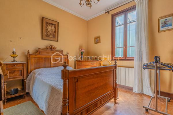 Idéalement située dans un quartier recherché d’Annecy, cette maison de ville bénéficie d’un emplacement privilégié permettant de rejoindre à pied le centre historique, le lac, les commerces, les écoles et l’ensemble des commodités du quotidien.

D’une superficie d’environ 116 m² habitables, elle propose une distribution fonctionnelle avec 4 chambres, dont une de plain-pied et trois à l’étage. De belles surfaces annexes ainsi que des combles complètent l’ensemble et offrent un potentiel d’aménagement supplémentaire.

Son agencement constitue un véritable atout : une première entrée dessert directement le niveau principal, tandis qu’une seconde entrée indépendante permet d’accéder à l’étage. Une configuration particulièrement intéressante, offrant une réelle flexibilité pour s’adapter à différents projets de vie, qu’il s’agisse d’une maison familiale ou d’un projet avec des espaces de vie indépendants, sous réserve des autorisations administratives et de la faisabilité technique.

À l’extérieur, vous profiterez d’un agréable jardin, un véritable espace de détente à quelques minutes seulement de l’effervescence du centre-ville.

Maison de caractère, elle séduira les amateurs de beaux volumes, d’un emplacement privilégié et d’espaces à personnaliser selon leurs envies afin d’en révéler tout le potentiel.

Les atouts

- À seulement 5 minutes à pied du centre historique et du lac
- 116 m² habitables
- 4 chambres (1 de plain-pied et 3 à l’étage)
- Deux accès extérieurs indépendants
- Combles offrant un beau potentiel d’aménagement
- Jardin privatif
- Quartier recherché, proche des commerces, écoles et transports
- De nombreuses possibilités d’aménagement selon votre projet