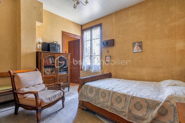 Idéalement située dans un quartier recherché d’Annecy, cette maison de ville bénéficie d’un emplacement privilégié permettant de rejoindre à pied le centre historique, le lac, les commerces, les écoles et l’ensemble des commodités du quotidien.

D’une superficie d’environ 116 m² habitables, elle propose une distribution fonctionnelle avec 4 chambres, dont une de plain-pied et trois à l’étage. De belles surfaces annexes ainsi que des combles complètent l’ensemble et offrent un potentiel d’aménagement supplémentaire.

Son agencement constitue un véritable atout : une première entrée dessert directement le niveau principal, tandis qu’une seconde entrée indépendante permet d’accéder à l’étage. Une configuration particulièrement intéressante, offrant une réelle flexibilité pour s’adapter à différents projets de vie, qu’il s’agisse d’une maison familiale ou d’un projet avec des espaces de vie indépendants, sous réserve des autorisations administratives et de la faisabilité technique.

À l’extérieur, vous profiterez d’un agréable jardin, un véritable espace de détente à quelques minutes seulement de l’effervescence du centre-ville.

Maison de caractère, elle séduira les amateurs de beaux volumes, d’un emplacement privilégié et d’espaces à personnaliser selon leurs envies afin d’en révéler tout le potentiel.

Les atouts

- À seulement 5 minutes à pied du centre historique et du lac
- 116 m² habitables
- 4 chambres (1 de plain-pied et 3 à l’étage)
- Deux accès extérieurs indépendants
- Combles offrant un beau potentiel d’aménagement
- Jardin privatif
- Quartier recherché, proche des commerces, écoles et transports
- De nombreuses possibilités d’aménagement selon votre projet