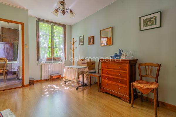 Idéalement située dans un quartier recherché d’Annecy, cette maison de ville bénéficie d’un emplacement privilégié permettant de rejoindre à pied le centre historique, le lac, les commerces, les écoles et l’ensemble des commodités du quotidien.

D’une superficie d’environ 116 m² habitables, elle propose une distribution fonctionnelle avec 4 chambres, dont une de plain-pied et trois à l’étage. De belles surfaces annexes ainsi que des combles complètent l’ensemble et offrent un potentiel d’aménagement supplémentaire.

Son agencement constitue un véritable atout : une première entrée dessert directement le niveau principal, tandis qu’une seconde entrée indépendante permet d’accéder à l’étage. Une configuration particulièrement intéressante, offrant une réelle flexibilité pour s’adapter à différents projets de vie, qu’il s’agisse d’une maison familiale ou d’un projet avec des espaces de vie indépendants, sous réserve des autorisations administratives et de la faisabilité technique.

À l’extérieur, vous profiterez d’un agréable jardin, un véritable espace de détente à quelques minutes seulement de l’effervescence du centre-ville.

Maison de caractère, elle séduira les amateurs de beaux volumes, d’un emplacement privilégié et d’espaces à personnaliser selon leurs envies afin d’en révéler tout le potentiel.

Les atouts

- À seulement 5 minutes à pied du centre historique et du lac
- 116 m² habitables
- 4 chambres (1 de plain-pied et 3 à l’étage)
- Deux accès extérieurs indépendants
- Combles offrant un beau potentiel d’aménagement
- Jardin privatif
- Quartier recherché, proche des commerces, écoles et transports
- De nombreuses possibilités d’aménagement selon votre projet