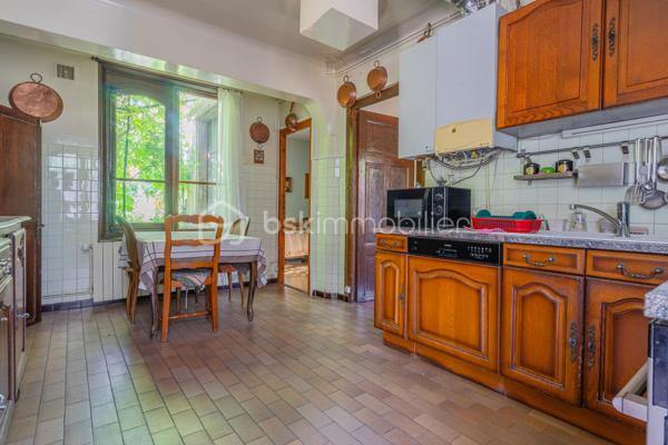 Idéalement située dans un quartier recherché d’Annecy, cette maison de ville bénéficie d’un emplacement privilégié permettant de rejoindre à pied le centre historique, le lac, les commerces, les écoles et l’ensemble des commodités du quotidien.

D’une superficie d’environ 116 m² habitables, elle propose une distribution fonctionnelle avec 4 chambres, dont une de plain-pied et trois à l’étage. De belles surfaces annexes ainsi que des combles complètent l’ensemble et offrent un potentiel d’aménagement supplémentaire.

Son agencement constitue un véritable atout : une première entrée dessert directement le niveau principal, tandis qu’une seconde entrée indépendante permet d’accéder à l’étage. Une configuration particulièrement intéressante, offrant une réelle flexibilité pour s’adapter à différents projets de vie, qu’il s’agisse d’une maison familiale ou d’un projet avec des espaces de vie indépendants, sous réserve des autorisations administratives et de la faisabilité technique.

À l’extérieur, vous profiterez d’un agréable jardin, un véritable espace de détente à quelques minutes seulement de l’effervescence du centre-ville.

Maison de caractère, elle séduira les amateurs de beaux volumes, d’un emplacement privilégié et d’espaces à personnaliser selon leurs envies afin d’en révéler tout le potentiel.

Les atouts

- À seulement 5 minutes à pied du centre historique et du lac
- 116 m² habitables
- 4 chambres (1 de plain-pied et 3 à l’étage)
- Deux accès extérieurs indépendants
- Combles offrant un beau potentiel d’aménagement
- Jardin privatif
- Quartier recherché, proche des commerces, écoles et transports
- De nombreuses possibilités d’aménagement selon votre projet