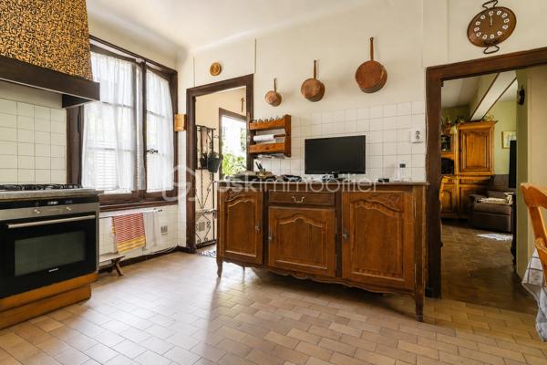 Idéalement située dans un quartier recherché d’Annecy, cette maison de ville bénéficie d’un emplacement privilégié permettant de rejoindre à pied le centre historique, le lac, les commerces, les écoles et l’ensemble des commodités du quotidien.

D’une superficie d’environ 116 m² habitables, elle propose une distribution fonctionnelle avec 4 chambres, dont une de plain-pied et trois à l’étage. De belles surfaces annexes ainsi que des combles complètent l’ensemble et offrent un potentiel d’aménagement supplémentaire.

Son agencement constitue un véritable atout : une première entrée dessert directement le niveau principal, tandis qu’une seconde entrée indépendante permet d’accéder à l’étage. Une configuration particulièrement intéressante, offrant une réelle flexibilité pour s’adapter à différents projets de vie, qu’il s’agisse d’une maison familiale ou d’un projet avec des espaces de vie indépendants, sous réserve des autorisations administratives et de la faisabilité technique.

À l’extérieur, vous profiterez d’un agréable jardin, un véritable espace de détente à quelques minutes seulement de l’effervescence du centre-ville.

Maison de caractère, elle séduira les amateurs de beaux volumes, d’un emplacement privilégié et d’espaces à personnaliser selon leurs envies afin d’en révéler tout le potentiel.

Les atouts

- À seulement 5 minutes à pied du centre historique et du lac
- 116 m² habitables
- 4 chambres (1 de plain-pied et 3 à l’étage)
- Deux accès extérieurs indépendants
- Combles offrant un beau potentiel d’aménagement
- Jardin privatif
- Quartier recherché, proche des commerces, écoles et transports
- De nombreuses possibilités d’aménagement selon votre projet
