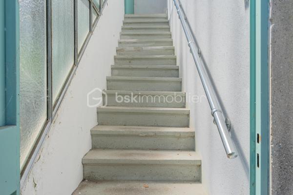 Idéalement située dans un quartier recherché d’Annecy, cette maison de ville bénéficie d’un emplacement privilégié permettant de rejoindre à pied le centre historique, le lac, les commerces, les écoles et l’ensemble des commodités du quotidien.

D’une superficie d’environ 116 m² habitables, elle propose une distribution fonctionnelle avec 4 chambres, dont une de plain-pied et trois à l’étage. De belles surfaces annexes ainsi que des combles complètent l’ensemble et offrent un potentiel d’aménagement supplémentaire.

Son agencement constitue un véritable atout : une première entrée dessert directement le niveau principal, tandis qu’une seconde entrée indépendante permet d’accéder à l’étage. Une configuration particulièrement intéressante, offrant une réelle flexibilité pour s’adapter à différents projets de vie, qu’il s’agisse d’une maison familiale ou d’un projet avec des espaces de vie indépendants, sous réserve des autorisations administratives et de la faisabilité technique.

À l’extérieur, vous profiterez d’un agréable jardin, un véritable espace de détente à quelques minutes seulement de l’effervescence du centre-ville.

Maison de caractère, elle séduira les amateurs de beaux volumes, d’un emplacement privilégié et d’espaces à personnaliser selon leurs envies afin d’en révéler tout le potentiel.

Les atouts

- À seulement 5 minutes à pied du centre historique et du lac
- 116 m² habitables
- 4 chambres (1 de plain-pied et 3 à l’étage)
- Deux accès extérieurs indépendants
- Combles offrant un beau potentiel d’aménagement
- Jardin privatif
- Quartier recherché, proche des commerces, écoles et transports
- De nombreuses possibilités d’aménagement selon votre projet