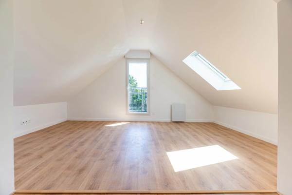 COUP DE COEUR A SAINT MARC SUR MER CENTRE, PLAGE HULOT, MARCHE ET COMMERCES - APPARTEMENT 90M2 - 3 CHAMBRES ET UN BUREAU - BALCON - GARAGE - PARKING